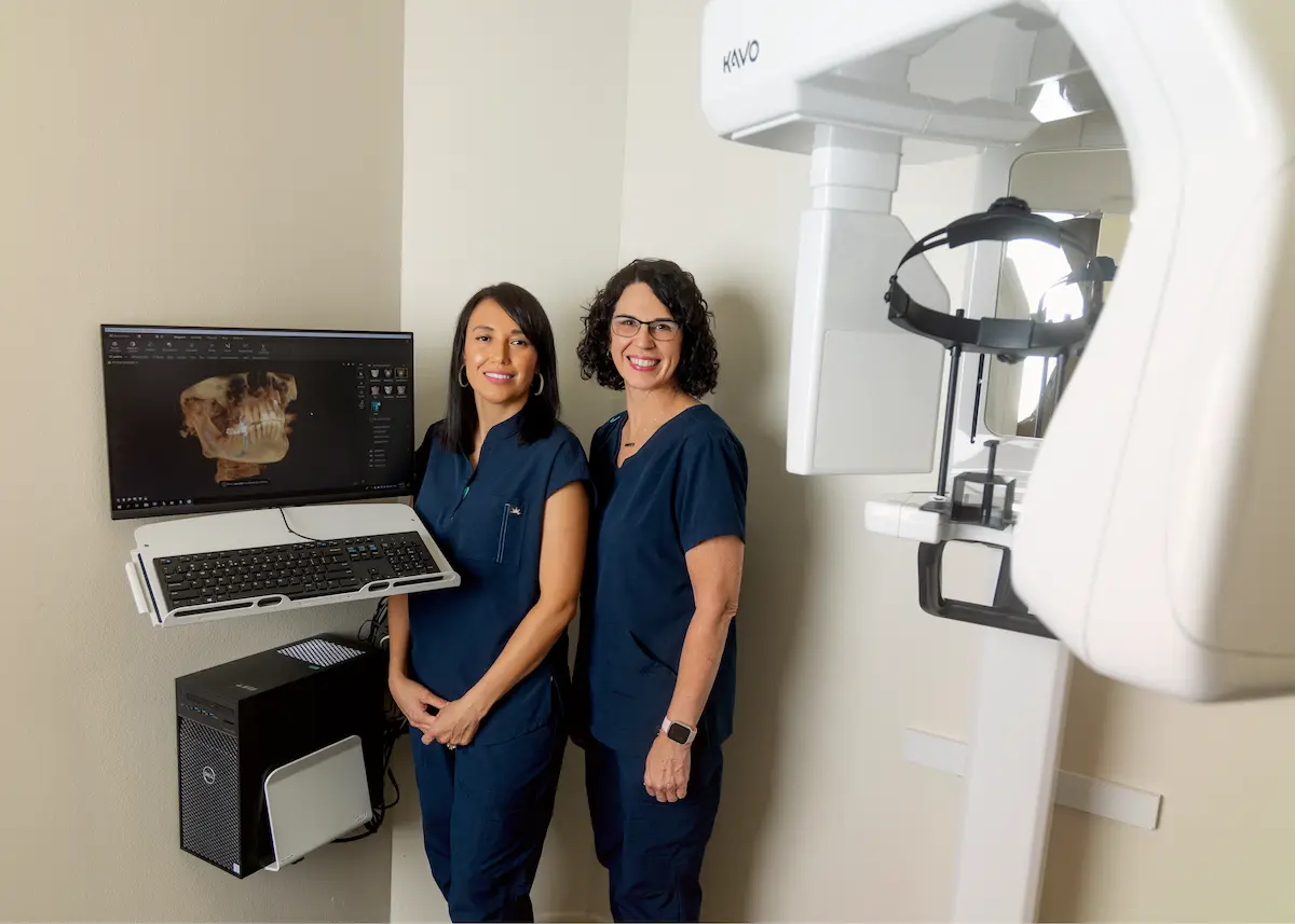 Dentist Clifton TX, Steven Regan DDS - Team at work advanced technology 3D imaging x-rays